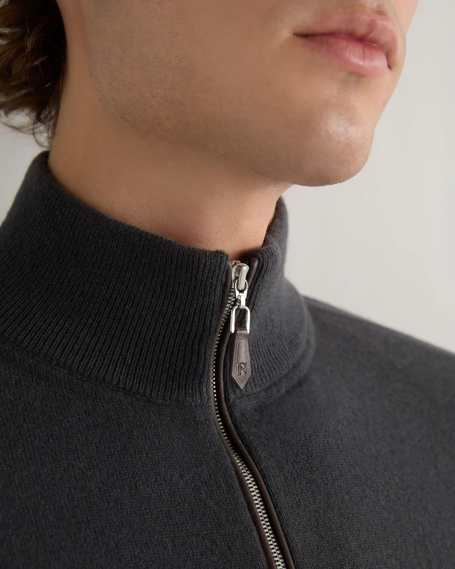 N.Peal Dark Grey | West Village*Men's Carnaby Half Zip Cashmere Sweater