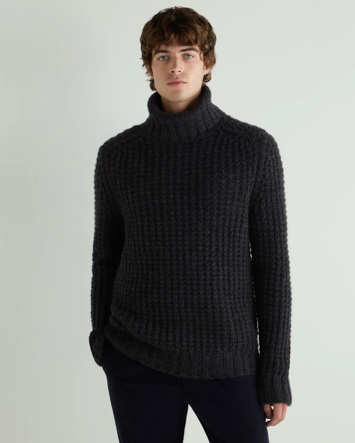 N.Peal Dark Grey | Textured Knits*Men's Chunky Moss Stitch Turtle Neck Cashmere Sweater
